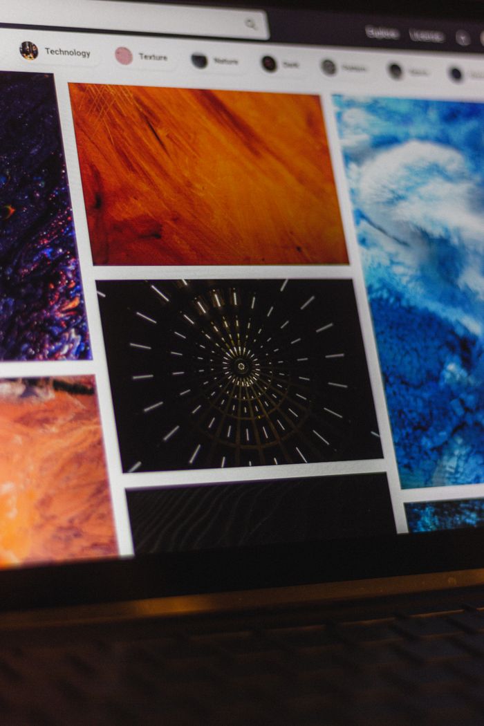 Ordinateur portable avec un site web présentant diverses photos abstraites sous les favoris et le moteur de recherche du navigateur avec un symbole de loupe